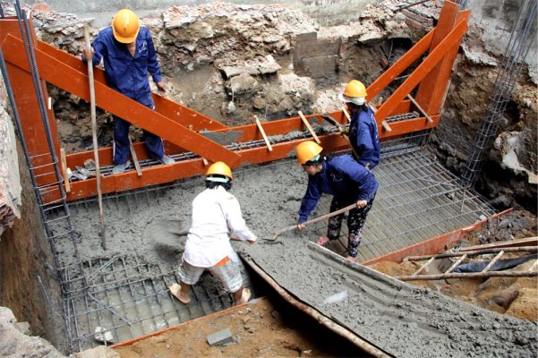 Đổ bê tông móng rất quan trọng vì chỉ được đổ một lần