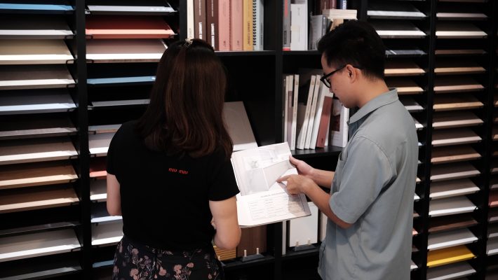 Kiến trúc sư của Đồng Giao tư vấn mẫu vật liệu cho khách hàng